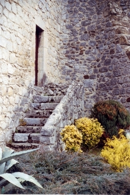 Escalier et fleurs près de l'église